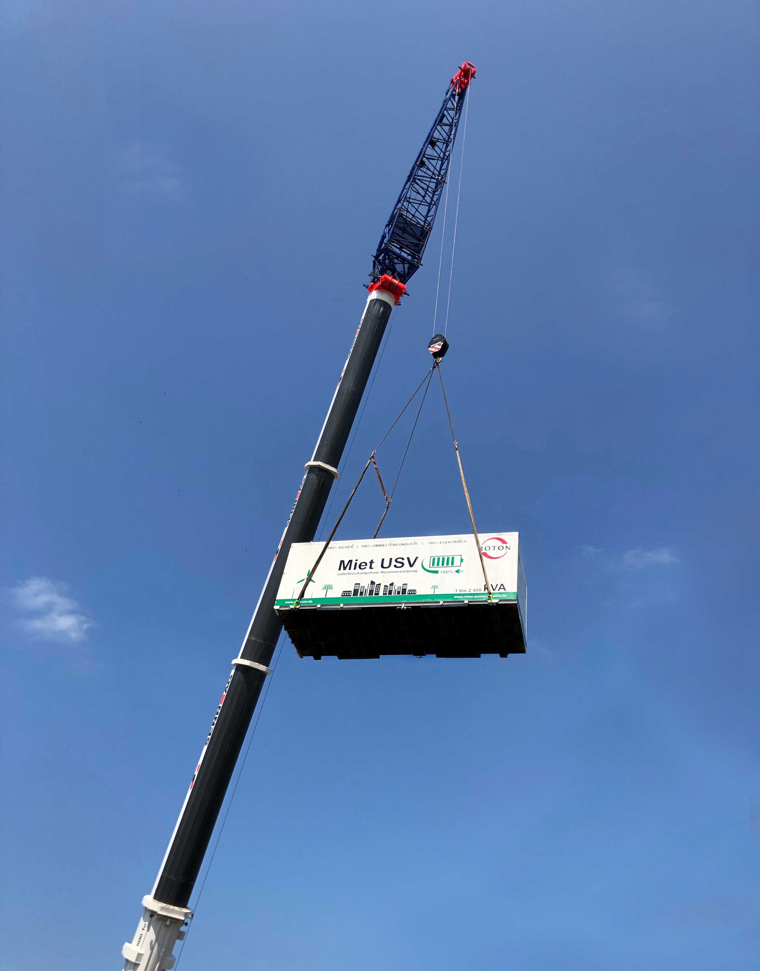 Miet-Container-am-Kran-dunkler-Boden image